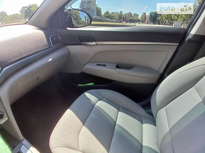 Седан Hyundai Elantra 2017 в Чугуєві