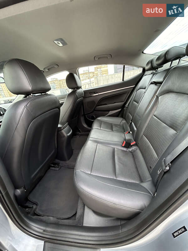 Седан Hyundai Elantra 2016 в Києві