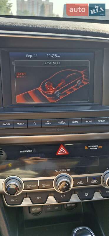 Седан Hyundai Elantra 2019 в Харькове