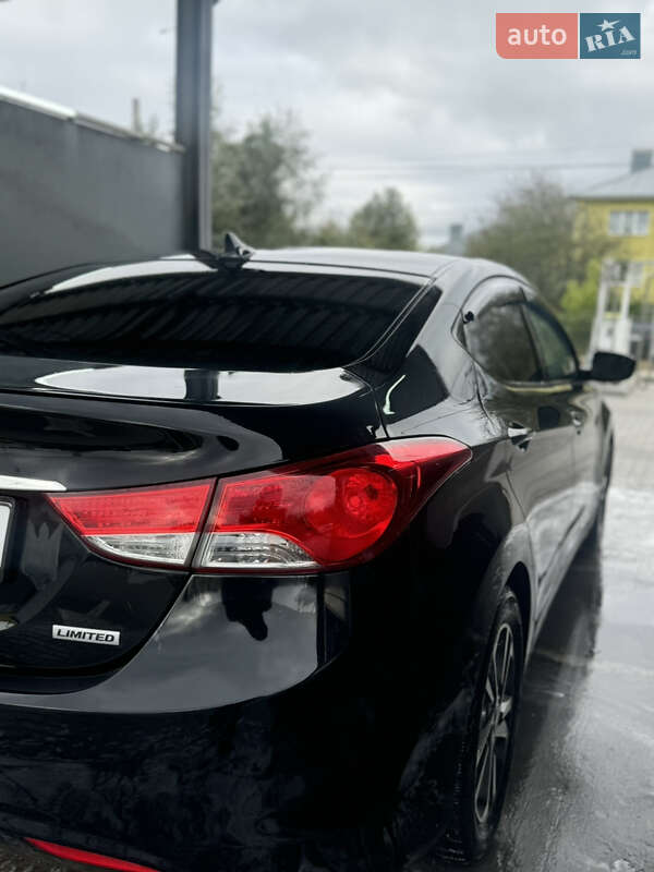 Седан Hyundai Elantra 2011 в Черновцах