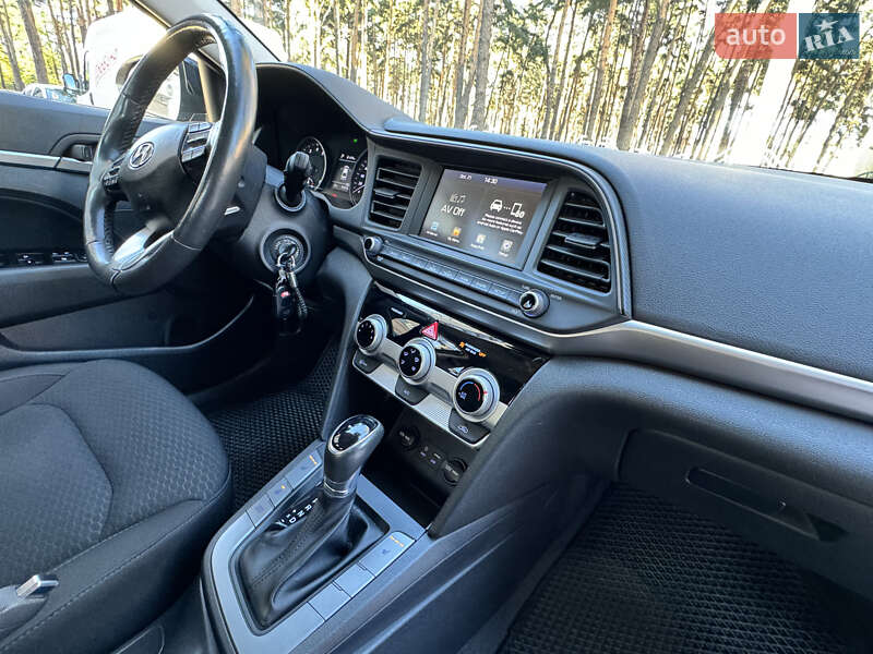 Седан Hyundai Elantra 2018 в Киеве