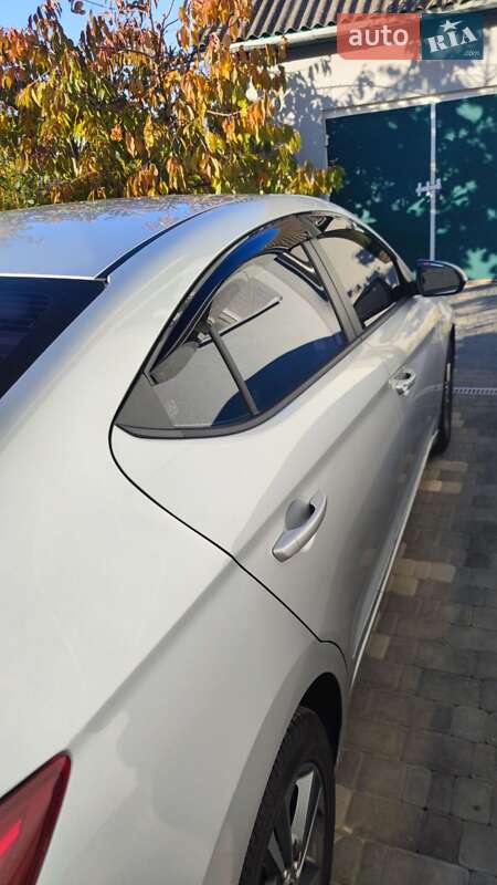 Седан Hyundai Elantra 2018 в Лохвице