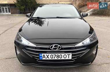 Седан Hyundai Elantra 2018 в Киеве