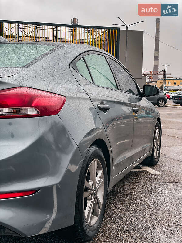 Седан Hyundai Elantra 2016 в Киеве