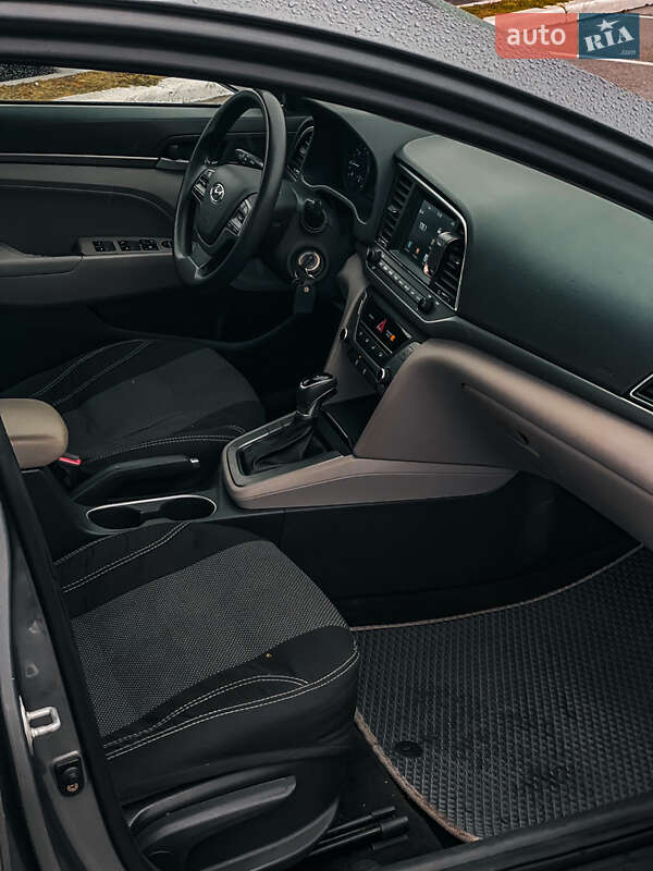 Седан Hyundai Elantra 2016 в Киеве