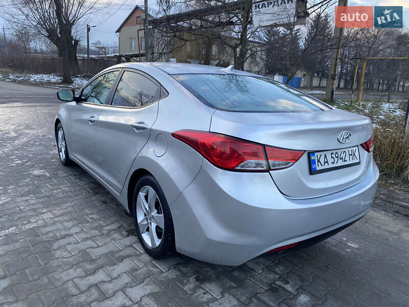 Седан Hyundai Elantra 2013 в Черновцах