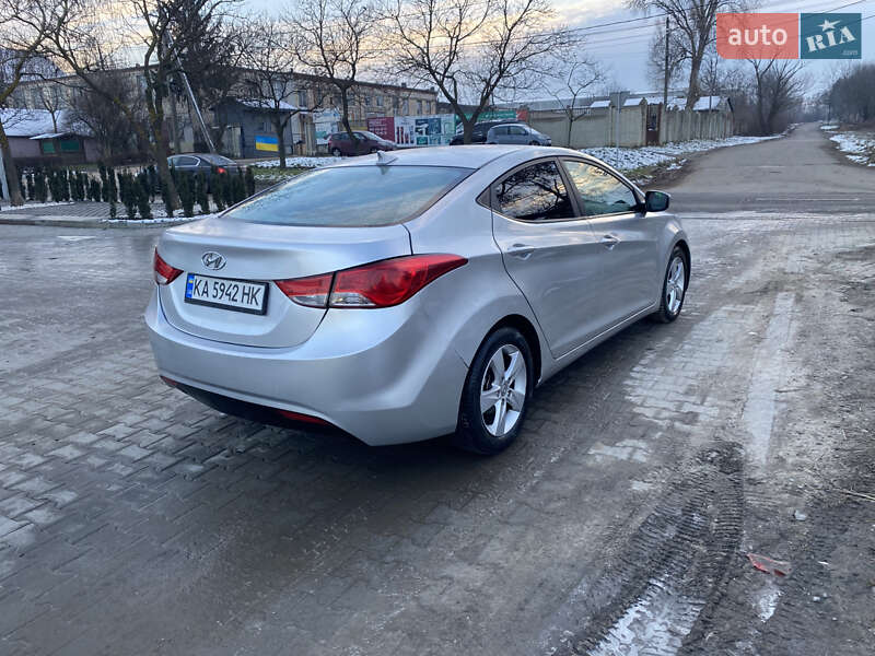 Седан Hyundai Elantra 2013 в Черновцах