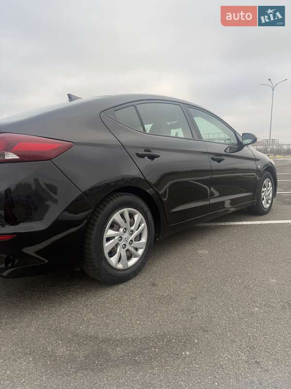 Седан Hyundai Elantra 2017 в Киеве