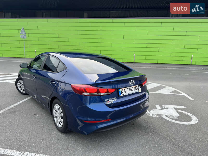 Седан Hyundai Elantra 2018 в Киеве