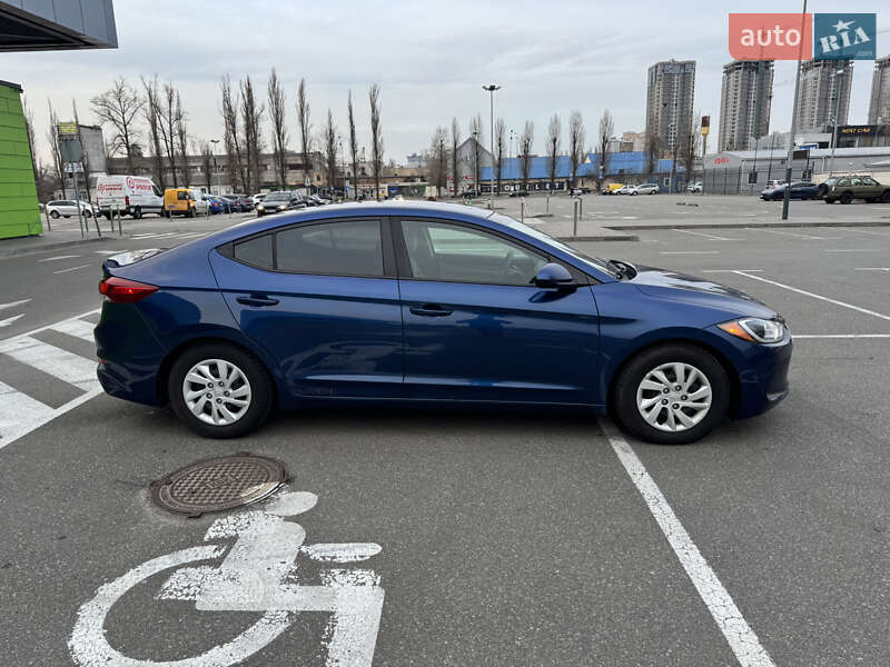 Седан Hyundai Elantra 2018 в Киеве