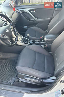 Седан Hyundai Elantra 2012 в Староконстантинове