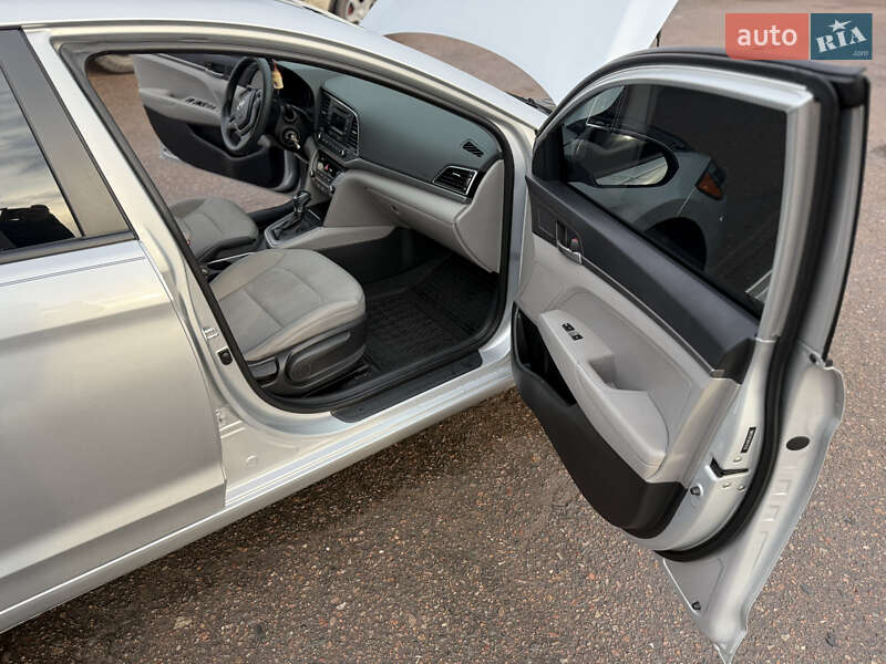 Седан Hyundai Elantra 2016 в Чернігові