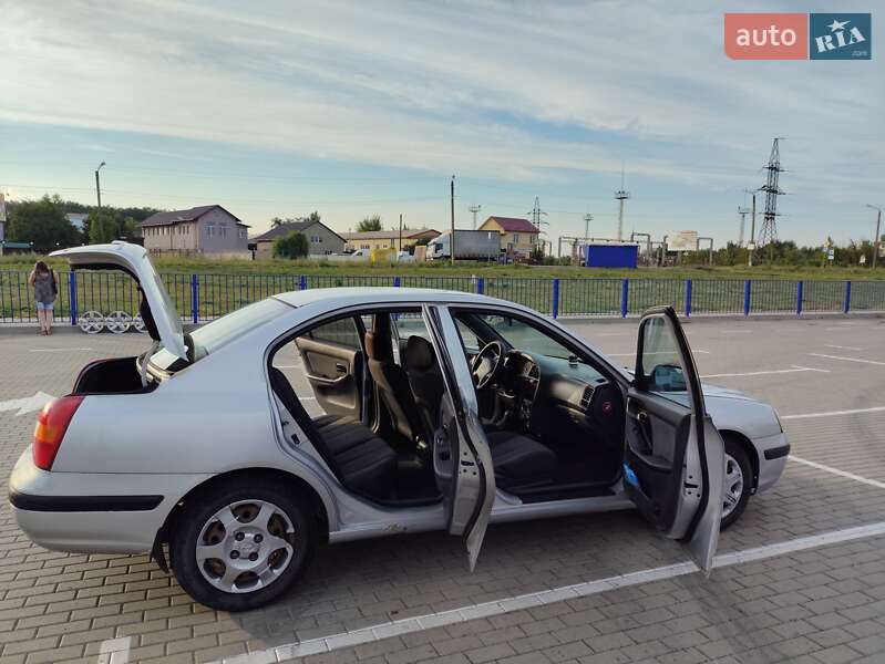 Седан Hyundai Elantra 2002 в Нововолынске