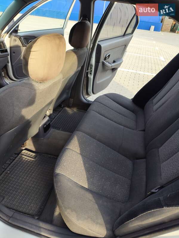 Седан Hyundai Elantra 2002 в Нововолынске