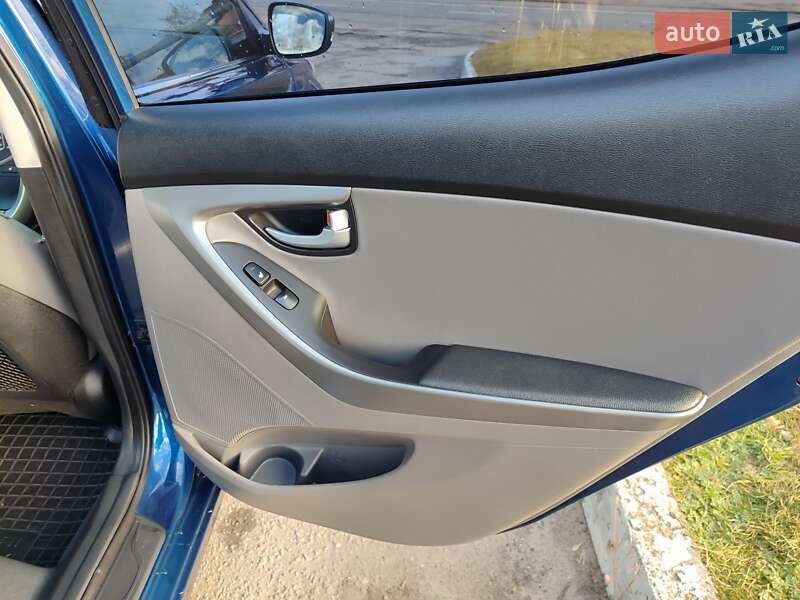 Седан Hyundai Elantra 2015 в Киеве
