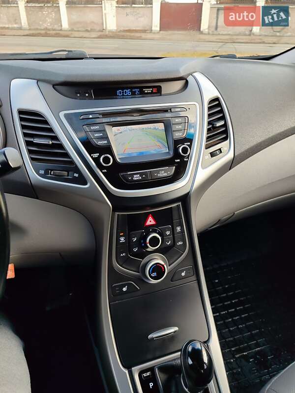 Седан Hyundai Elantra 2015 в Киеве