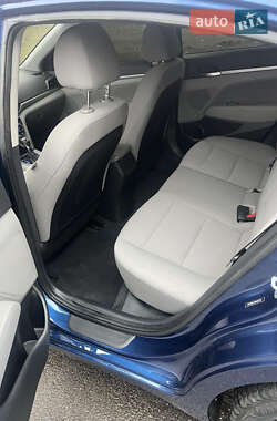 Седан Hyundai Elantra 2018 в 