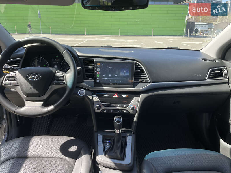 Седан Hyundai Elantra 2016 в Киеве
