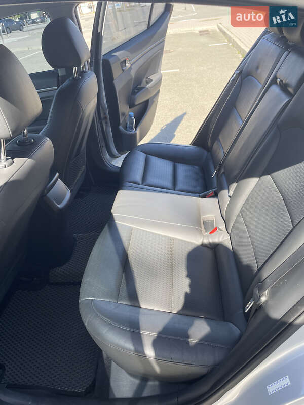 Седан Hyundai Elantra 2016 в Киеве