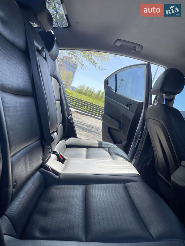 Седан Hyundai Elantra 2016 в Киеве