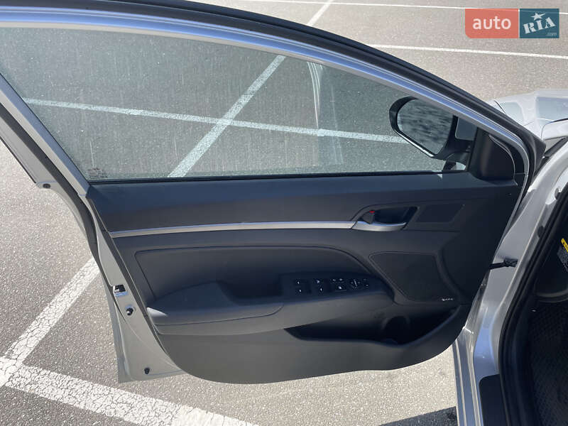 Седан Hyundai Elantra 2016 в Киеве