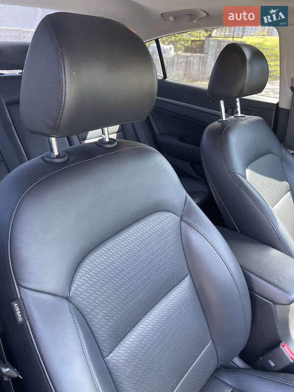 Седан Hyundai Elantra 2016 в Киеве