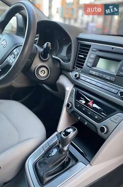 Седан Hyundai Elantra 2016 в 