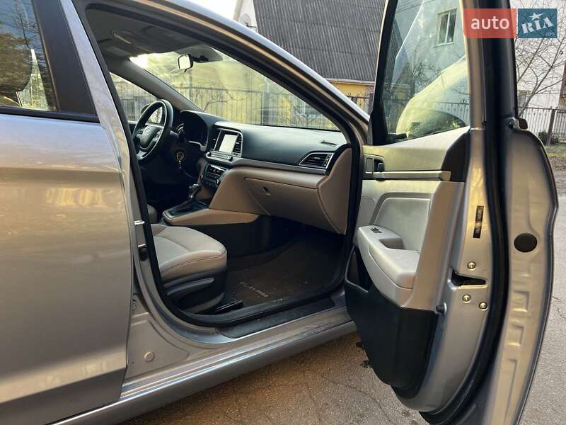 Седан Hyundai Elantra 2016 в Києві