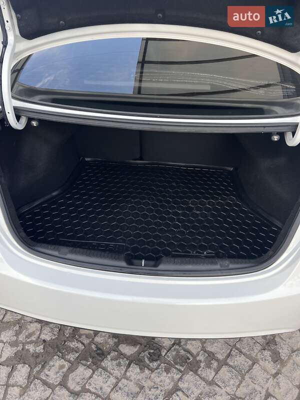 Седан Hyundai Elantra 2013 в Львове