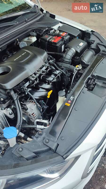 Седан Hyundai Elantra 2016 в Києві