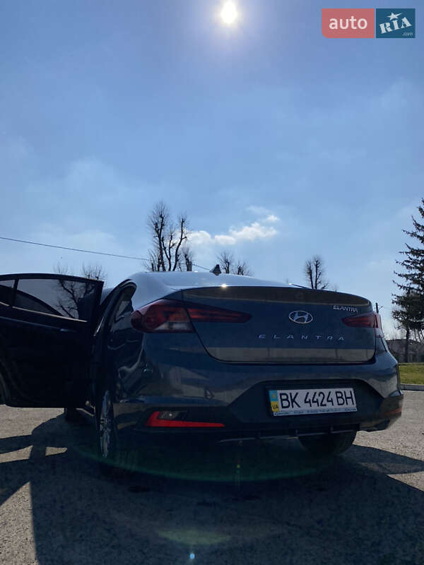 Седан Hyundai Elantra 2019 в Радивилове