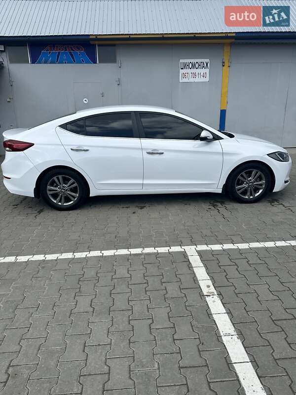 Седан Hyundai Elantra 2017 в Староконстантинове