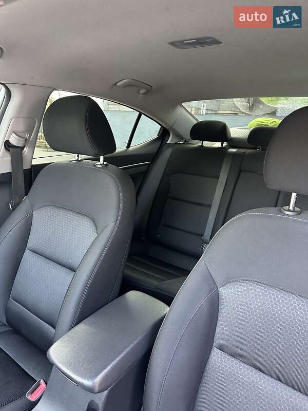 Седан Hyundai Elantra 2017 в Староконстантинове