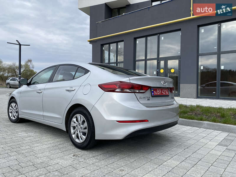 Седан Hyundai Elantra 2018 в Львові