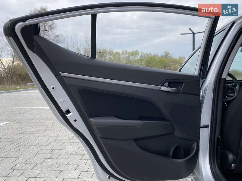 Седан Hyundai Elantra 2018 в Львові