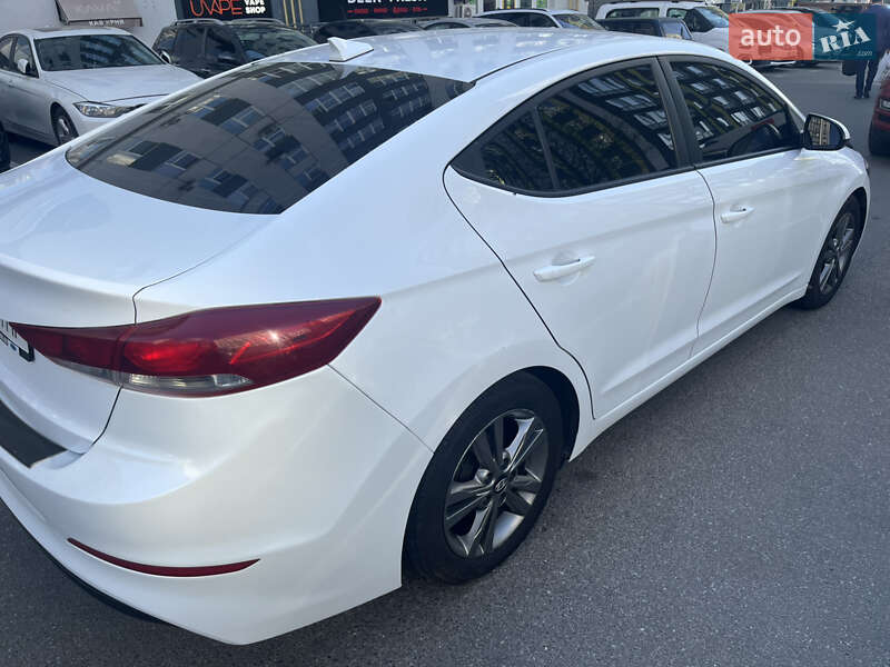 Седан Hyundai Elantra 2017 в Киеве