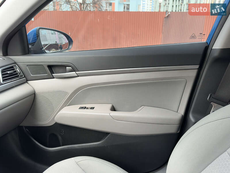 Седан Hyundai Elantra 2016 в Києві