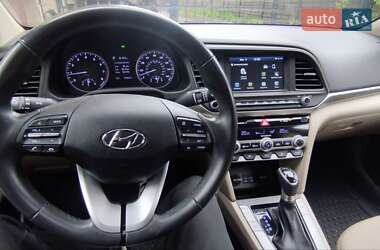 Седан Hyundai Elantra 2018 в 