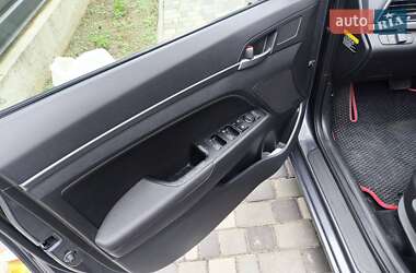 Седан Hyundai Elantra 2018 в 