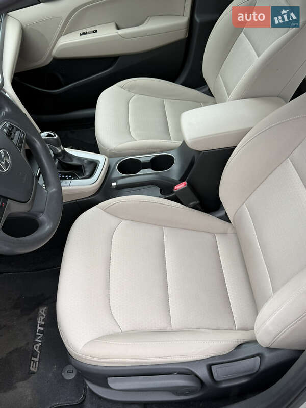 Седан Hyundai Elantra 2018 в Киеве