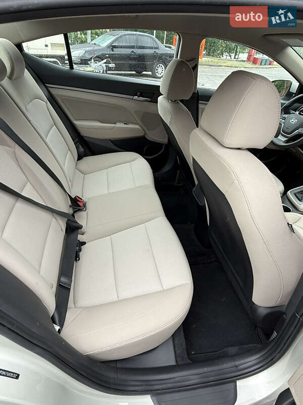 Седан Hyundai Elantra 2018 в Киеве