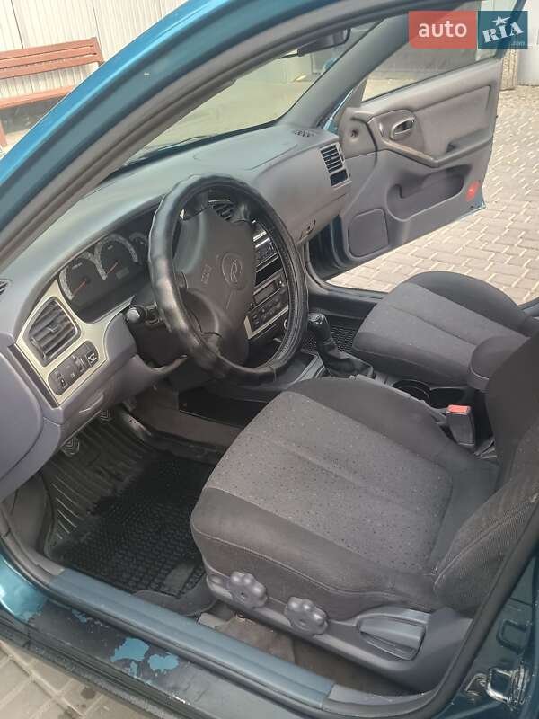 Седан Hyundai Elantra 2000 в Первомайске