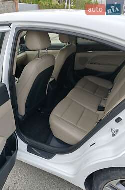 Седан Hyundai Elantra 2016 в 