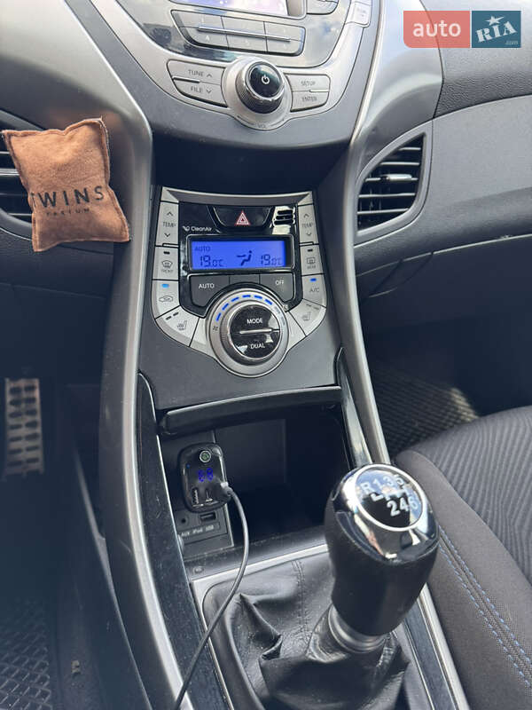 Седан Hyundai Elantra 2013 в Києві