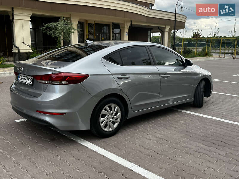 Седан Hyundai Elantra 2016 в Києві