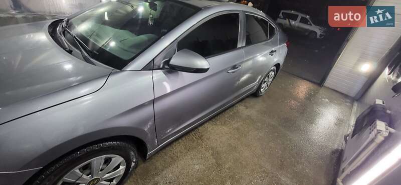 Седан Hyundai Elantra 2018 в Киеве