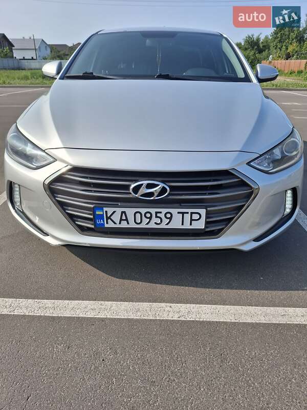 Седан Hyundai Elantra 2016 в Киеве