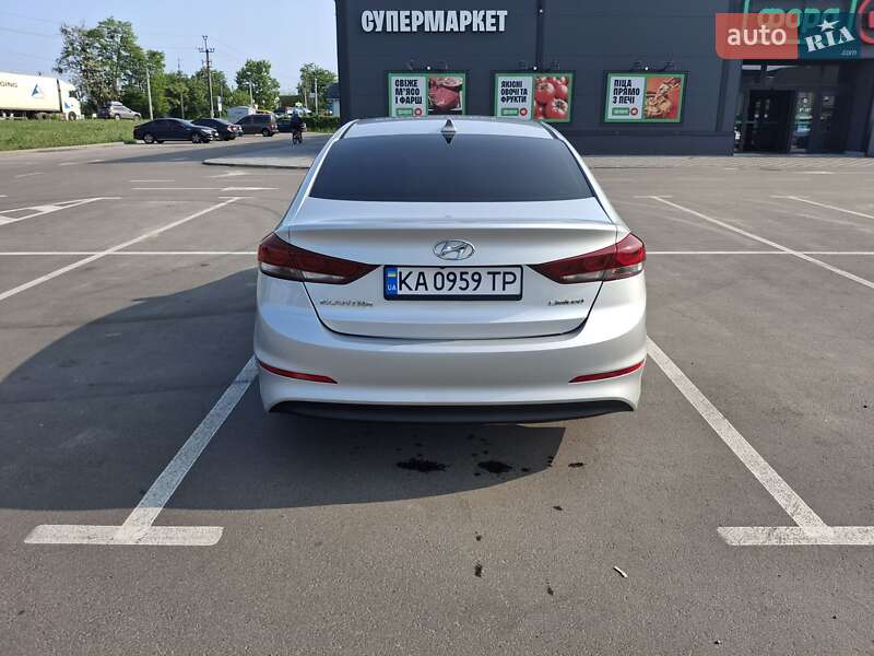 Седан Hyundai Elantra 2016 в Киеве