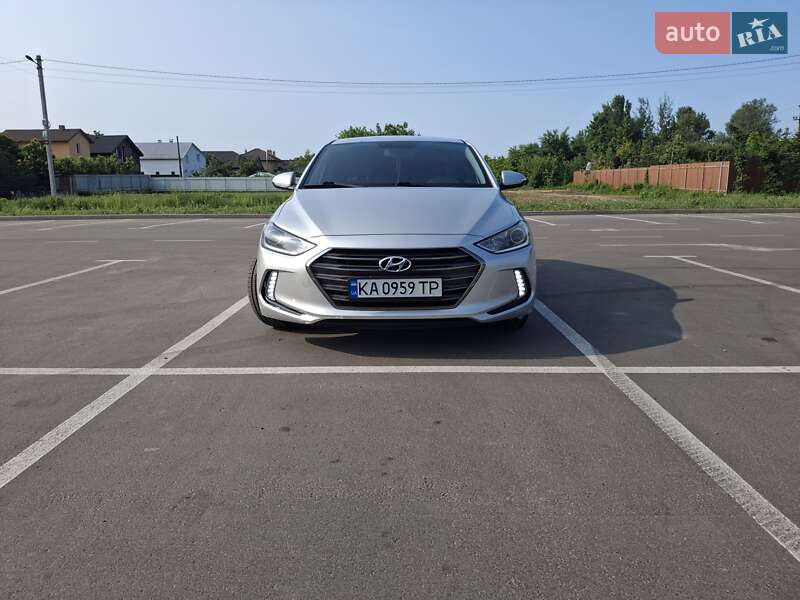 Седан Hyundai Elantra 2016 в Киеве