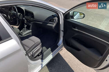 Седан Hyundai Elantra 2017 в 